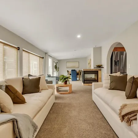Chic Family Retreat With Game Room Backyard With Fire Pit And Minutes To Downtown!